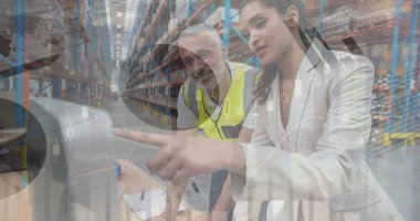 Depoda çalışanların veri işleme görüntüsü. küresel sevkiyat, dağıtım ve bağlantılar konsepti dijital olarak oluşturuldu.