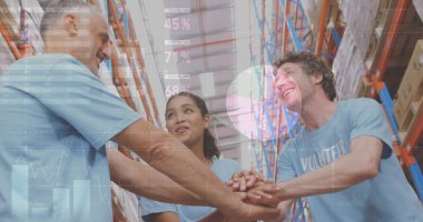 Depoda çalışanların veri işleme görüntüsü. küresel sevkiyat, dağıtım ve bağlantılar konsepti dijital olarak oluşturuldu.