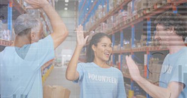 Depoda çalışanların veri işleme görüntüsü. küresel sevkiyat, dağıtım ve bağlantılar konsepti dijital olarak oluşturuldu.