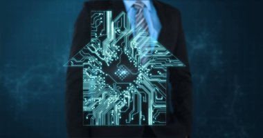 Takım elbiseli işadamı devre kartı tasarımlı dijital ev ikonunun arkasında duruyor. Teknoloji, gayrimenkul, yenilik, ağ, bağlantı, finans