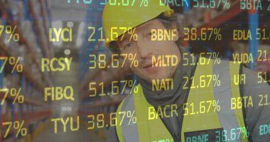 Depoda çalışan adamın üzerindeki borsa görüntüsü. küresel sevkiyat, dağıtım ve bağlantılar konsepti dijital olarak oluşturuldu.