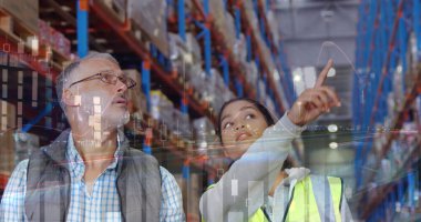 Depoda çalışanların veri işleme görüntüsü. küresel sevkiyat, dağıtım ve bağlantılar konsepti dijital olarak oluşturuldu.