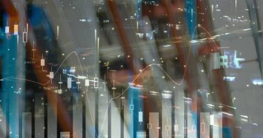 Gece şehir manzarası üzerinde veri işleme görüntüsü. küresel sevkiyat, dağıtım ve bağlantılar konsepti dijital olarak oluşturuldu.