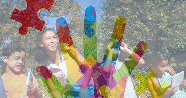 Mutlu oyun oynayan çocuklar için renkli yapboz parçaları. otizm, öğrenme güçlüğü, destek ve farkındalık kavramı dijital olarak oluşturulmuş görüntü.