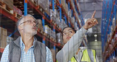 Depoda çalışanların veri işleme görüntüsü. küresel sevkiyat, dağıtım ve bağlantılar konsepti dijital olarak oluşturuldu.