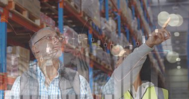 Depoda çalışanların veri işleme görüntüsü. küresel sevkiyat, dağıtım ve bağlantılar konsepti dijital olarak oluşturuldu.