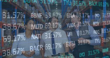 Depoda çalışan kadın ve erkeklerin istatistik ve mali veri işleme görüntüleri. küresel gönderim ve bağlantılar konsepti dijital olarak oluşturulmuş görüntü.