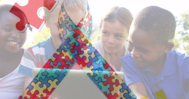 Mutlu oyun oynayan çocuklar için renkli yapboz parçaları. otizm, öğrenme güçlüğü, destek ve farkındalık kavramı dijital olarak oluşturulmuş görüntü.