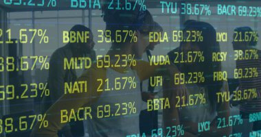 Ofisteki iş adamları üzerinde finansal veri işleme resmi. küresel iş, finans, veri işleme ve dijital olarak oluşturulmuş görüntü konsepti.