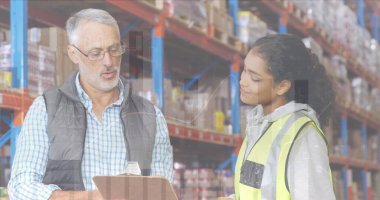 Depoda çalışanların veri işleme görüntüsü. küresel sevkiyat, dağıtım ve bağlantılar konsepti dijital olarak oluşturuldu.