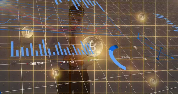 İş adamı üzerinde bitcoin bulunan istatistiklerin görüntüsü. küresel iş, kripto para birimi, veri işleme ve teknoloji konsepti dijital olarak oluşturuldu.
