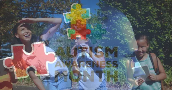 Otizm, farkındalık metni ve mutlu çocukları oynayan renkli yapboz parçaları. otizm, öğrenme güçlüğü, destek ve farkındalık kavramı dijital olarak oluşturulmuş görüntü.