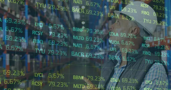 Depoda çalışan bir adamın mali veri işleme görüntüsü. küresel gönderim ve bağlantılar konsepti dijital olarak oluşturulmuş görüntü.