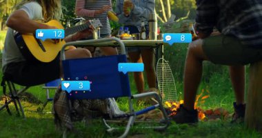 Açık hava ortamında sosyal medya ikonlarının canlandırılmasıyla piknikteki arkadaşlar. Açık hava, ağ kurma, boş zaman, toplama