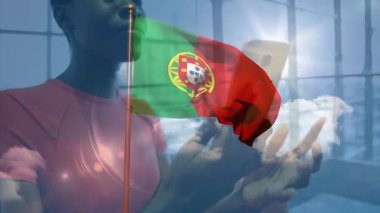 Portekiz bayrağını arka planda akıllı telefondan konuşan birinin üzerine sallayarak. Vatanseverlik, iletişim, teknoloji, cep telefonu, iletişim, ulusal