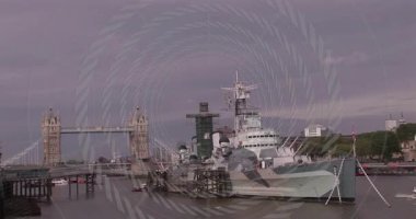 Kule Köprüsü ve animasyon desenli nehirde kenetlenmiş bir savaş gemisi. Askeri, donanma, gemi, su yolu, dönüm noktası, ufuk çizgisi