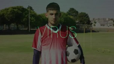 Okul sahasında, top tutmakta olan çocuk Virüs metninin animasyonuyla üstüste biniyor. Salgın, spor, çocukluk, açık hava, güvenlik, farkındalık