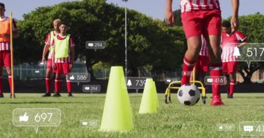 Çimenli alanda futbol antrenmanı, sosyal medya animasyonu üstüste binen oyuncular. takım çalışması, spor, dijital, teknoloji, iletişim