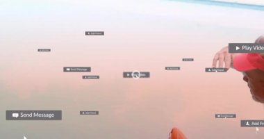 Sanal gerçeklik kulaklığı takan, yüzen animasyon bildirimleriyle etkileşime geçen biri. Teknoloji, yenilik, etkileşim, simülasyon, dijital, fütüristik