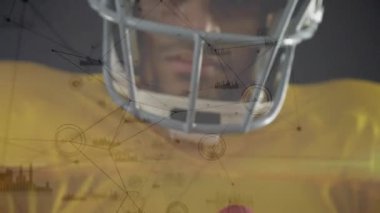 Veri işleme animasyonu kaplamalı kask takan Amerikalı futbolcu. Sporcu, spor, teknoloji, yenilik, analitik, gridiron