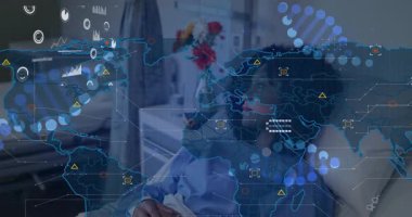 Ofisteki farklı insanlar üzerinde veri işleme animasyonu olan dijital dünya haritası. Teknoloji, takım çalışması, çeşitlilik, yenilik, işbirliği, iş dünyası