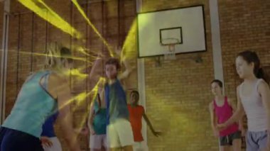 Spor salonundaki basketbol oyuncuları dinamik yeşil ışık animasyonu eşliğinde. Sporcular, enerji, aksiyon, spor salonu, spor müsabakası, aydınlatma