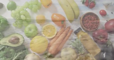 Meyveler ve sebzeler okyanus dalgaları animasyonuyla kaplanmış olarak masaya dizildi. Yiyecek, sağlıklı, doğa, taze, organik, çevre