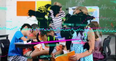 Çocuklar dünya haritası ve veri işleme animasyonu içeren kitaplar okuyorlar. Eğitim, öğrenme, teknoloji, keşif, küreselleşme, etkileşimli