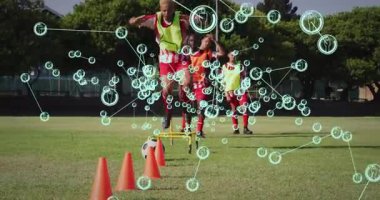 Futbol sahası eğitimi, veri animasyonu ve ağ bağlantıları olan oyuncular. Spor, takım çalışması, teknoloji, analitik, hareket, performans