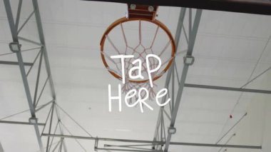 Top basketbol potasına yaklaşıyor ve Tap Here animasyon tarzında mesaj atıyor. hareket, spor, rekabet, tipografi, dinamik