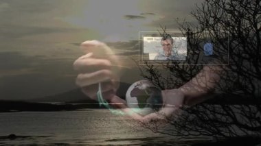 Durgun göl ve ağaç dalları üzerinde yıldırım animasyonu olan bir küre. Doğa, çevre, ekoloji, sürdürülebilirlik, mistik, elektrik