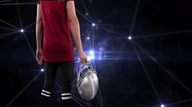 Futbol kaskı tutan, ağ bağlantılarının ışıltılı animasyonuna sahip kişi. Spor, teknoloji, yenilik, bağlantı, dijital, atletik