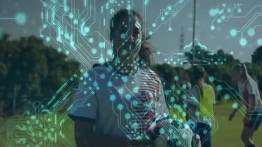 Dijital ağ animasyonu ile futbol topu tutan genç bir atlet. Spor, futbol, teknoloji, yenilik, bağlantı, fütüristik