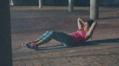Dışarıda egzersiz yapan, animasyonda tuğla kaldırımda mekik çeken bir kadın. Fitness, egzersiz, egzersiz, hareket, aktif yaşam tarzı, spor