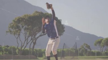 Beyzbolcu, saha üzerinde ağ bağlantılarıyla sahada atış yapıyor. Spor, atlet, teknoloji, dijital, yenilik, dinamik