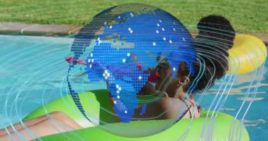 Havuzda rahatlayan çocuk dijital dünya animasyonu ile yüzüyor. Rahatlama, yaz, tatil, seyahat, tatil, teknoloji