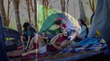 Kamp alanında dinlenen Cezayir bayrağı animasyonlu gençler. Kamp, macera, doğa, arkadaşlar, boş zaman, açık hava