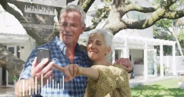 Veri analizi animasyonuyla selfie çeken yaşlı çift açık havada yatıyor. Teknoloji, yaşlılar, bağlantı, akıllı telefon, dijital, yenilik