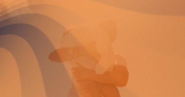 Çift, soyut turuncu dalga tasarım arka planında animasyonla eğleniyor. Oyuncu, ilişki, dijital, yaratıcılık, renkli, dinamik