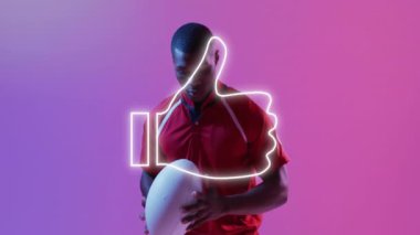 Rugby topu tutan kişi, renkli arka planda ışıltılı bir animasyona sahip. Spor, onay, takım çalışması, enerji, canlı, pozitiflik