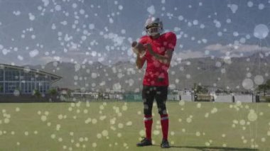 Ağ bağlantıları ve veri işleme animasyonu olan bir futbolcu sahada. Spor, teknoloji, dijital, yenilik, analitik, atlet