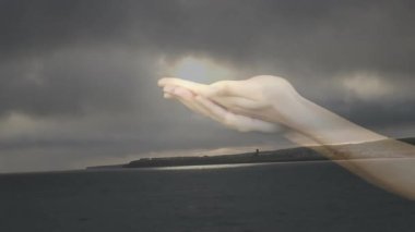 Fırtınalı okyanusun üzerinde yüzen beyni tutmak, el animasyon etkisi yaratmak. Hayal gücü, gerçeküstü, yaratıcılık, fantezi, dijital, gizemli