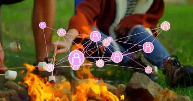 Dışarıda sosyal ağ simgeleri ve bağlantılarıyla oturan insanlar animasyonu örtüyor. Teknoloji, iletişim, sosyal medya, ağ, dijital, İnternet