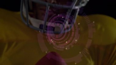 Kask takan, sarı formalı futbolcu sahaya odaklanmış ve kararlı. Spor, atlet, yarışma, oyun, üniforma, kararlılık