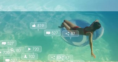 Bilardoda yüzen, sosyal medya bildirimleriyle çevrili biri. Teknoloji, sosyal ağ, dijital, akıllı telefon, bağlantı, sanal