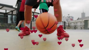 Sahada, kalp animasyonuyla sahne alan basketbol oyuncuları. Spor, takım çalışması, tutku, duygular, canlı, atletik