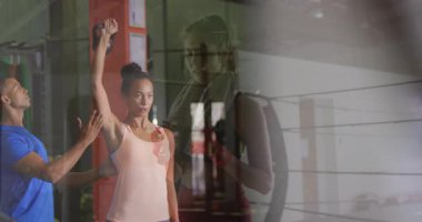 Boks ringinde antrenör, kadına kol egzersizinde yardımcı oluyor ve tekniğe odaklanıyor. fitness, antrenman, spor, koçluk, atlet