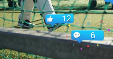 Kriket oyuncuları olay yerinde sosyal medya bilgilendirme animasyonlarıyla sahada alıştırma yapıyorlar. Spor, uygulama, eğitim, bilgilendirme, takım çalışması, iletişim