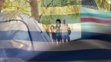 Güneşli ormanda yürürken, Uruguay bayrak animasyonu yapan bir grup insan. Yürüyüş, doğa, açık hava, vatanseverlik, takım ruhu, birlik