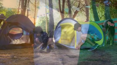 İnsanlar renkli animasyonlar eşliğinde ormanda çadırlar kuruyor. Kamp, açık hava, yerleşim, eğlence, macera, keşif